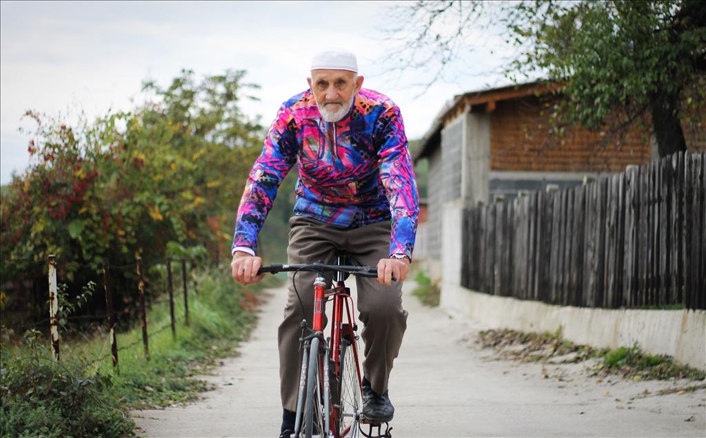 81 Yaşındaki Yaşlı Boşnak Bisikletçiyi Görenler Hayran Kalıyor!