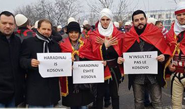 Arnavutlar, Haradinaj’a destek için Fransa Büyükelçiliği önünde toplandı