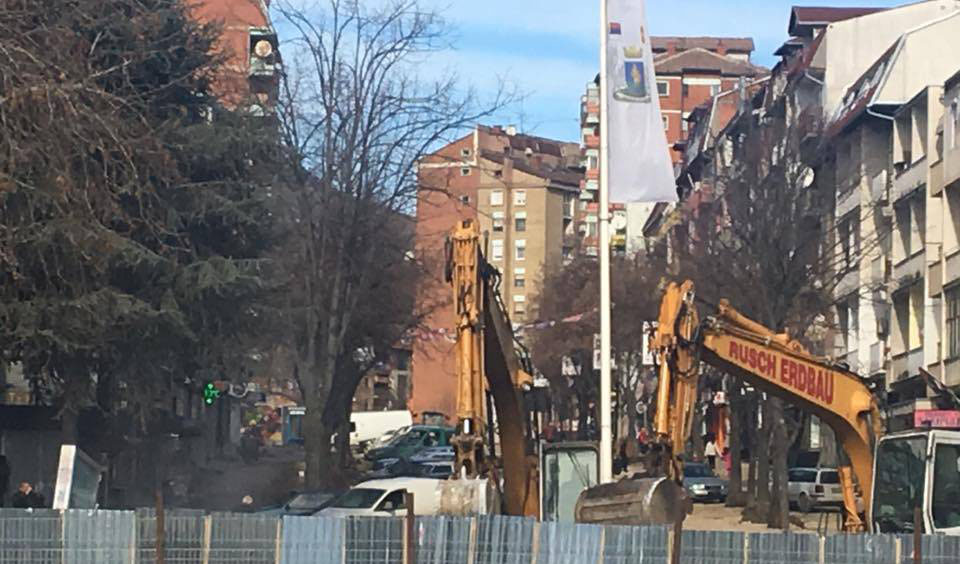 Kosova’da Mitroviça duvarı yıkıldı