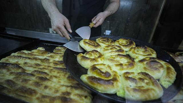 Balkanlarda Bitmeyen Tartışma : Börek Etli mi Olur Etsiz mi ?