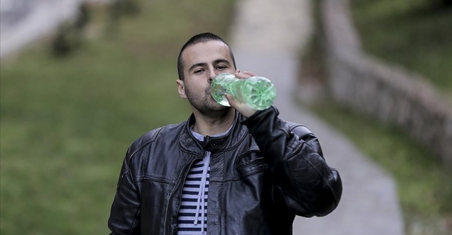 Bosnalı genç, yalancı diyabet nedeniyle günde 27 litre su içiyor