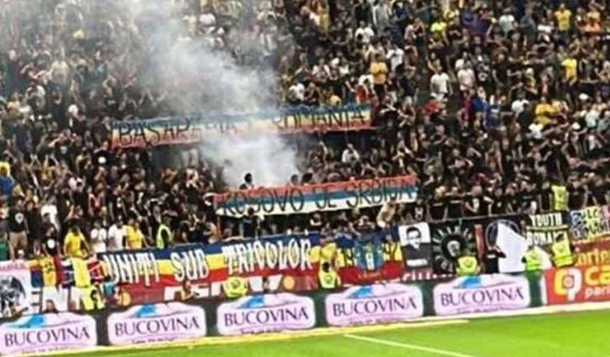 Romanya – Kosova maçında ortalık karıştı: Açılan pankart nedeniyle maç durdu