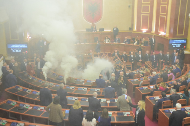 Arnavutluk Parlamentosu Karıştı !