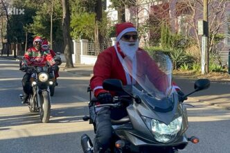 Noel Babalar motosikletleriyle Mostar’da geçit töreni yaparak en genç vatandaşlara hediyeler verdi