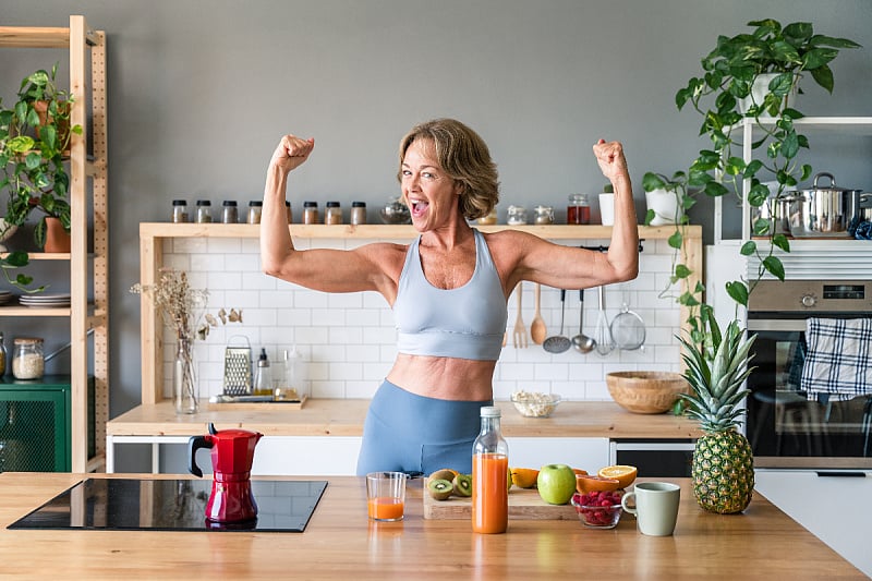 50 yaşından sonra fit bir v&uuml;cut i&ccedil;in en iyi yedi besin